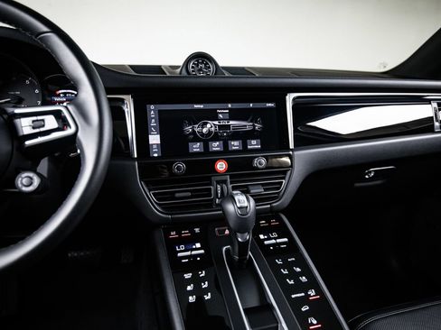 Certified 2026 Porsche Macan AWD/4WD image 19