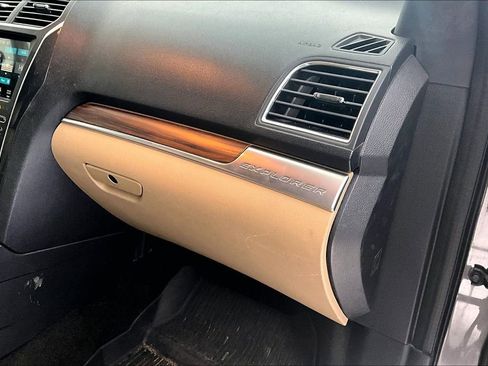 Used 2017 Ford Explorer Limited image 21
