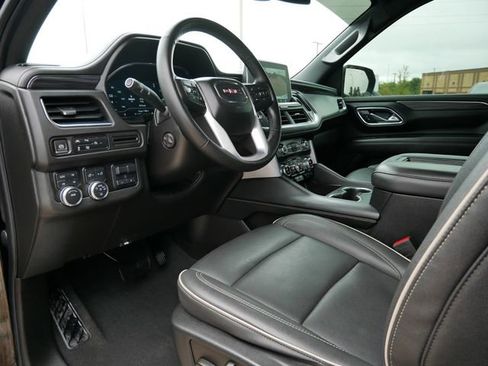 Used 2023 GMC Yukon XL SLT w/ SLT Premium Package image 11