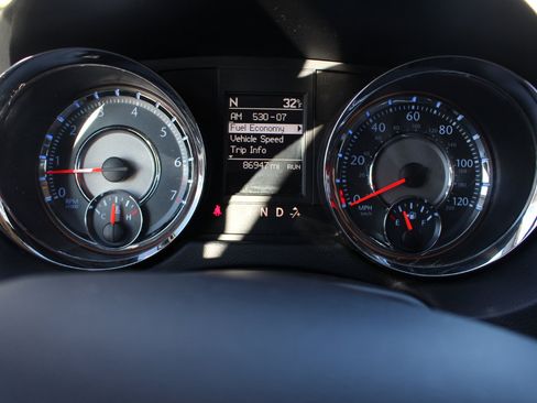 Used 2016 Chrysler Town & Country Touring w/ Driver Convenience Group image 20