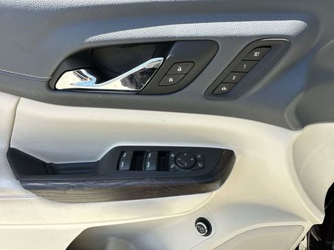 Used 2021 GMC Acadia Denali w/ Denali Technology Package FWD image 21