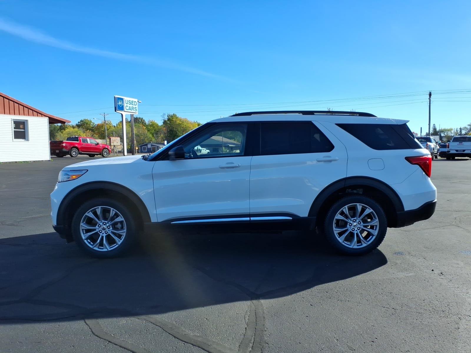 Used 2023 Ford Explorer XLT w/ Equipment Group 202A AWD/4WD image 2
