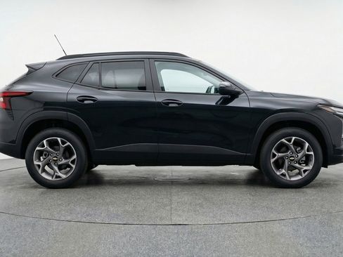 Used 2025 Chevrolet Trax LT FWD image 11
