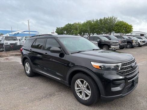 Used 2020 Ford Explorer XLT image 3