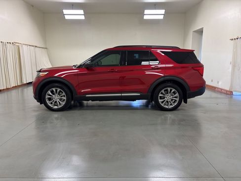 Used 2022 Ford Explorer XLT w/ Equipment Group 202A AWD/4WD image 5
