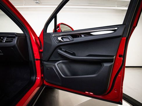 Certified 2026 Porsche Macan image 27