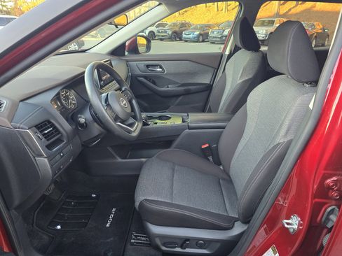 Used 2023 Nissan Rogue SV image 11