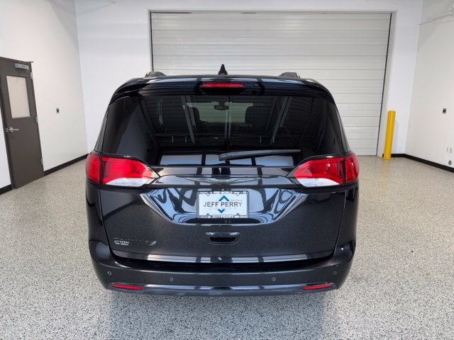 Used 2018 Chrysler Pacifica Touring-L w/ Premium Audio Group FWD image 4