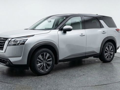 Used 2025 Nissan Pathfinder SV FWD image 3