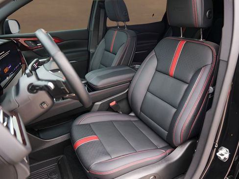 Used 2025 Chevrolet Traverse RS FWD image 7