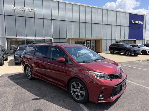 Used 2019 Toyota Sienna SE w/ SE Preferred Package FWD image 3