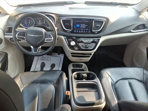 Used 2017 Chrysler Pacifica Touring-L w/ Tire & Wheel Group image 12