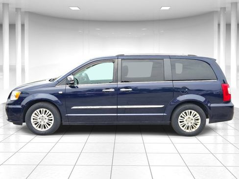 Used 2014 Chrysler Town & Country Touring-L FWD image 6