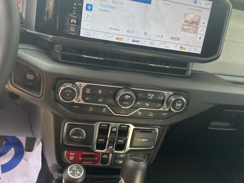 New 2025 Jeep Gladiator Sport image 12