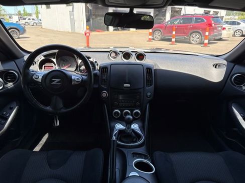 Used 2017 Nissan 370Z Coupe RWD image 12