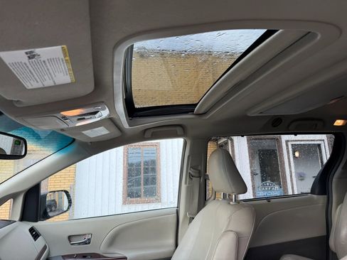 Used 2013 Toyota Sienna XLE w/ Entertainment Pkg FWD image 17