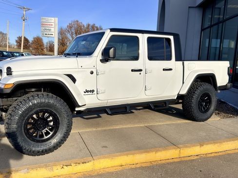 New 2025 Jeep Gladiator Sport image 3