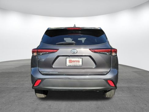 Used 2022 Toyota Highlander LE image 29