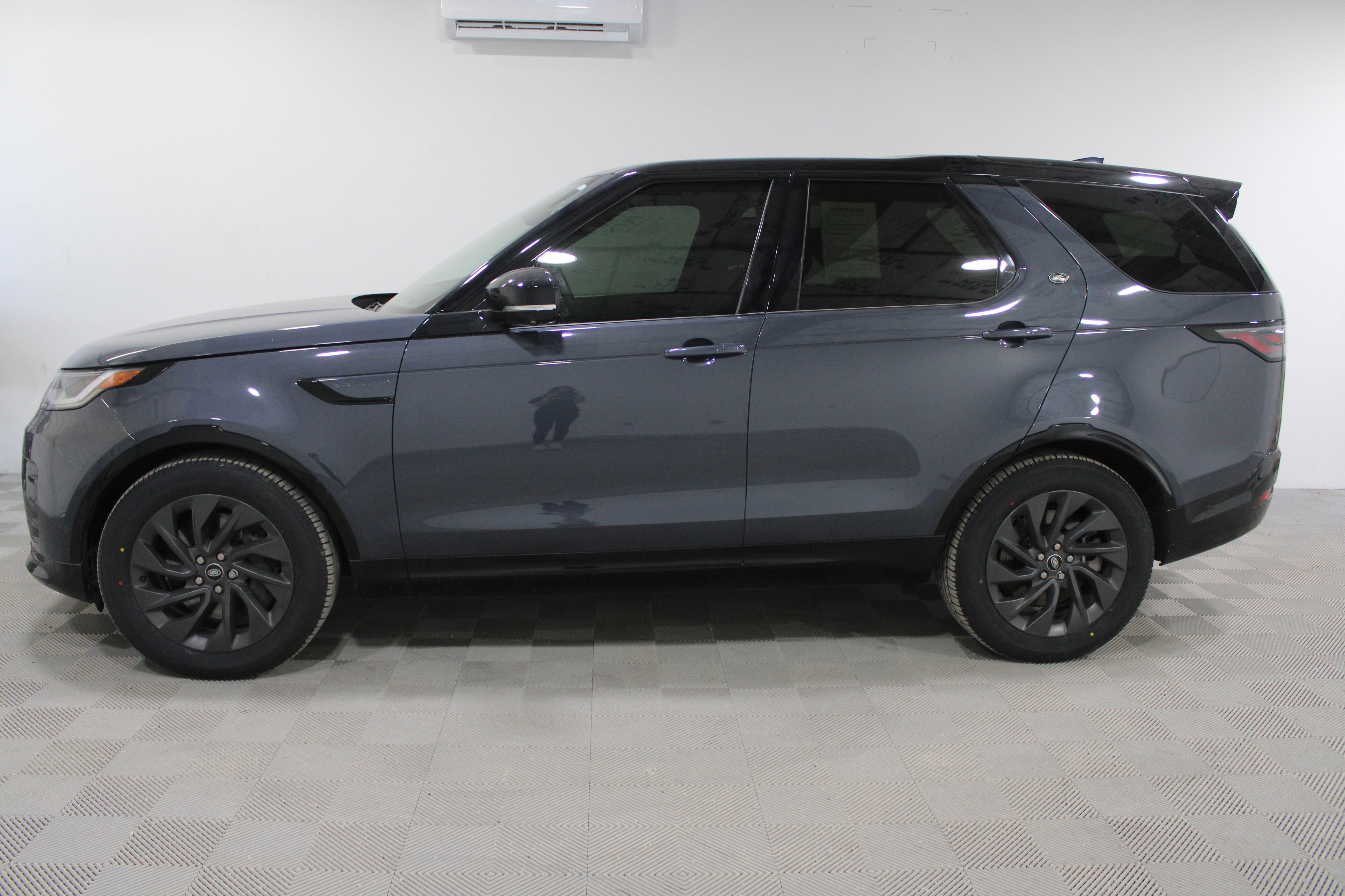 Used 2024 Land Rover Discovery Dynamic SE AWD/4WD image 33