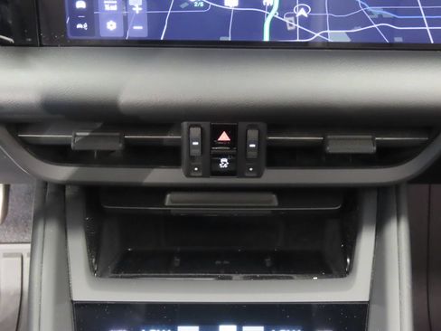 Certified 2025 Porsche Macan 4S Electric AWD/4WD image 30