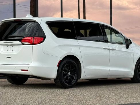 Used 2017 Chrysler Pacifica Touring FWD image 11