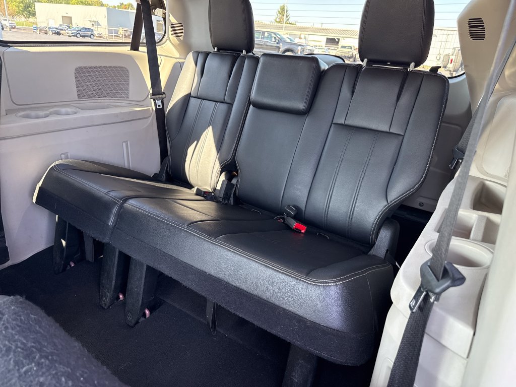Used 2014 Chrysler Town & Country Touring FWD image 17