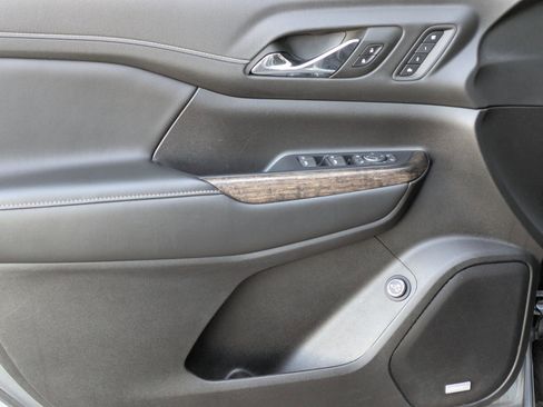 Used 2022 GMC Acadia Denali w/ Denali Ultimate Package image 9