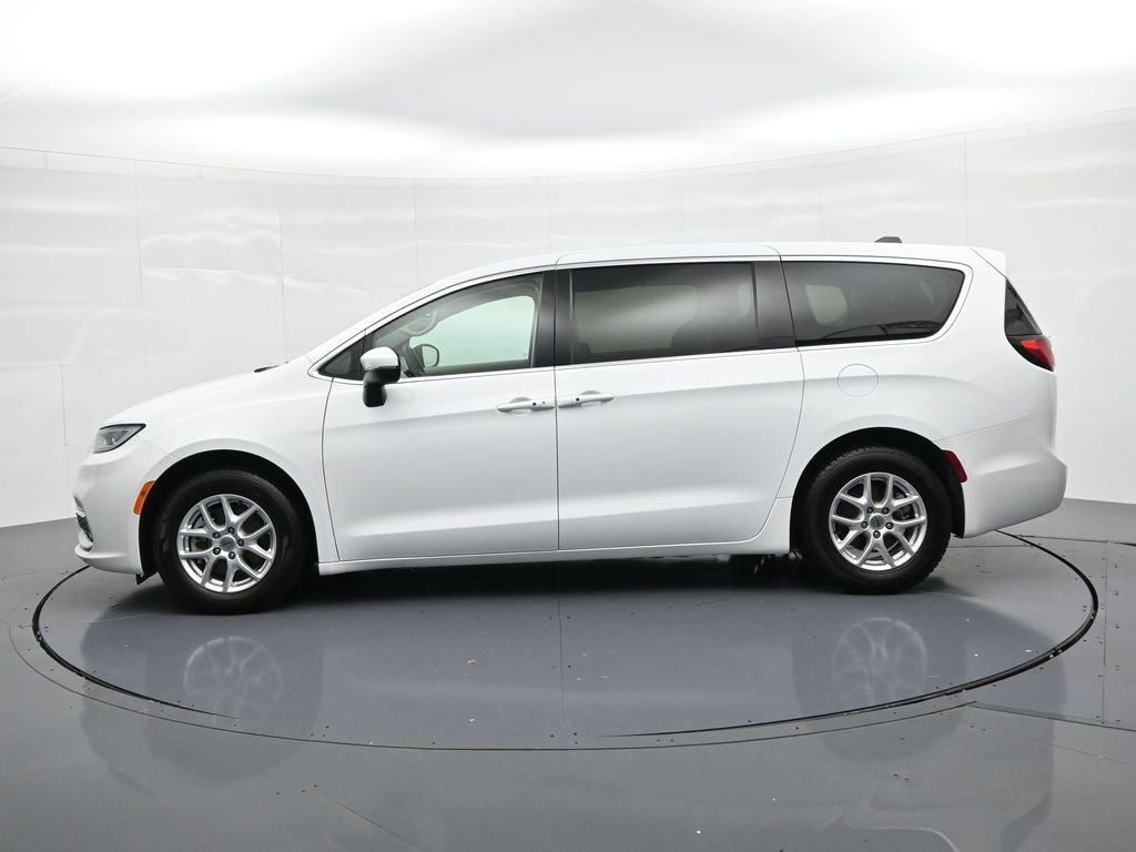 Used 2023 Chrysler Pacifica Touring-L FWD image 9