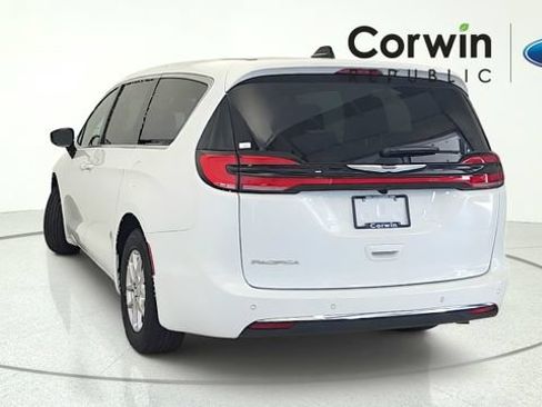 Used 2026 Chrysler Pacifica Select FWD image 4