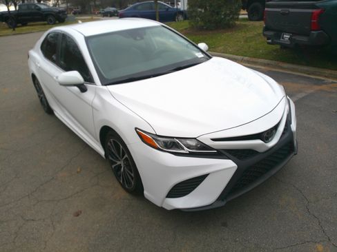 Used 2019 Toyota Camry SE image 2