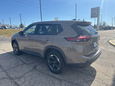 Used 2025 Nissan Rogue SV image 3
