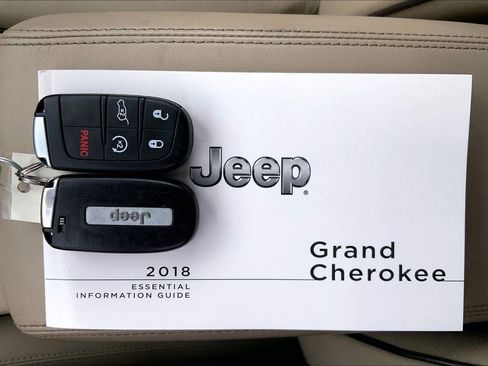 Used 2018 Jeep Grand Cherokee Overland AWD/4WD image 12
