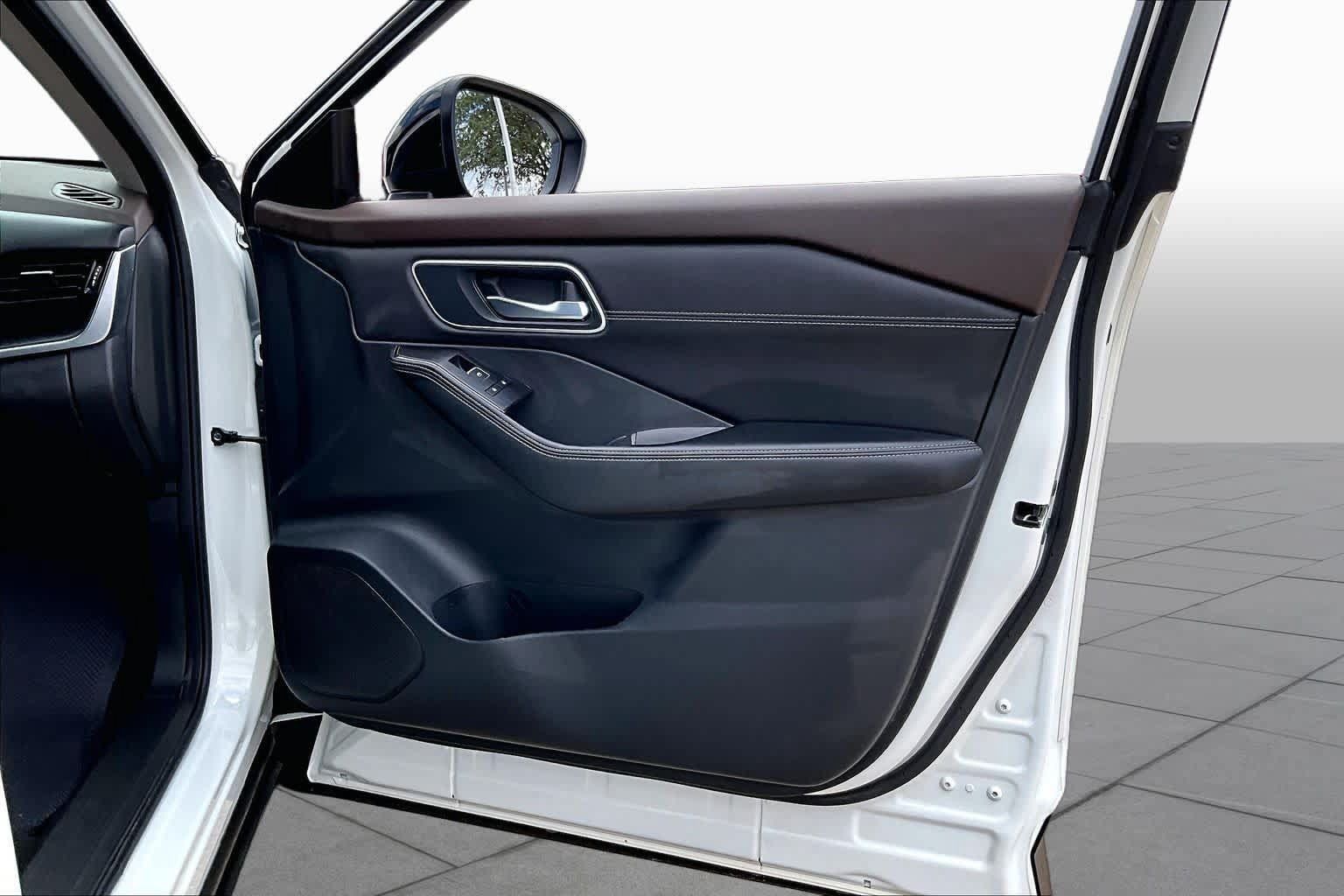 Used 2023 Nissan Rogue Platinum w/ Platinum Premium Package FWD image 23