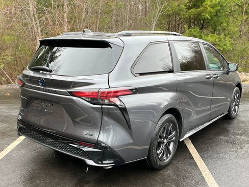Used 2025 Toyota Sienna XSE w/ XSE Plus Package AWD/4WD image 5
