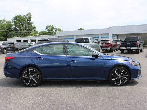 Used 2024 Nissan Altima 2.5 SR FWD image 11