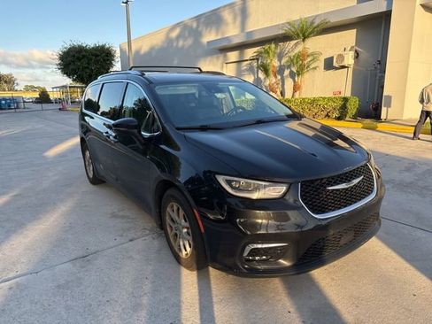 Used 2021 Chrysler Pacifica Touring-L w/ Uconnect Theater Family Group image 3