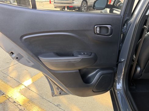 Used 2025 Hyundai Venue Limited FWD image 12