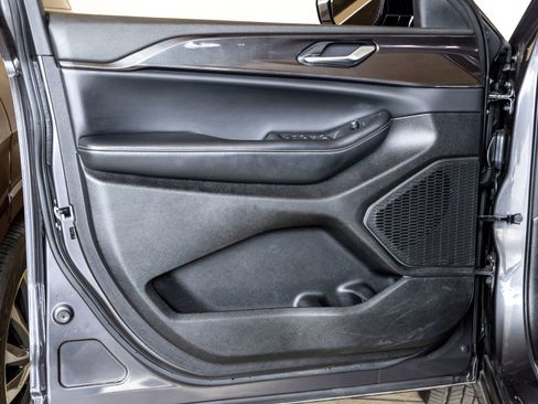 Used 2023 Jeep Grand Cherokee Altitude image 14