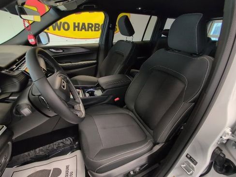 New 2025 Jeep Grand Cherokee Laredo w/ Luxury Tech Group I image 12