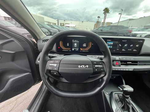Used 2025 Kia K4 LXS image 33