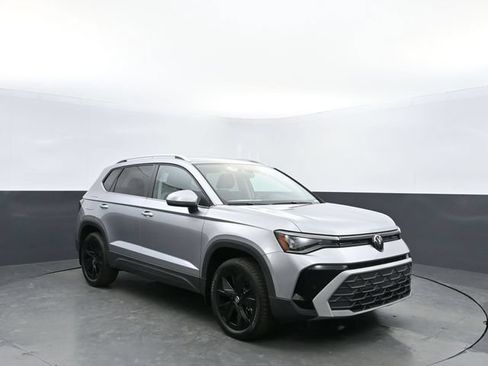 Used 2025 Volkswagen Taos SE FWD image 1