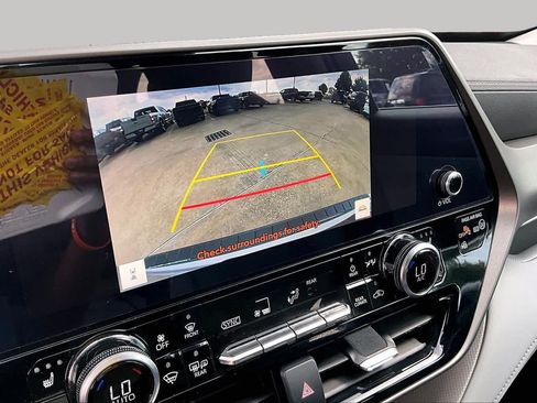 Used 2023 Toyota Highlander Limited FWD image 27