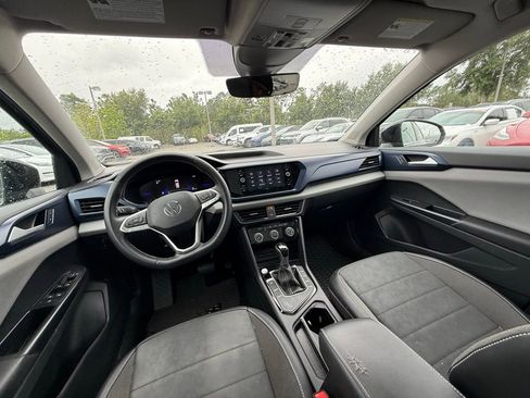 Used 2023 Volkswagen Taos SE w/ Panoramic Sunroof Package image 18