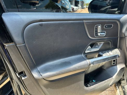 Used 2021 Mercedes-Benz GLB 250 w/ Premium Package image 8