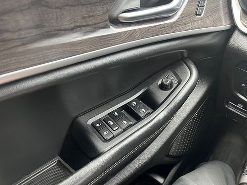 Used 2023 Jeep Grand Cherokee Limited w/ Luxury Tech Group II image 30