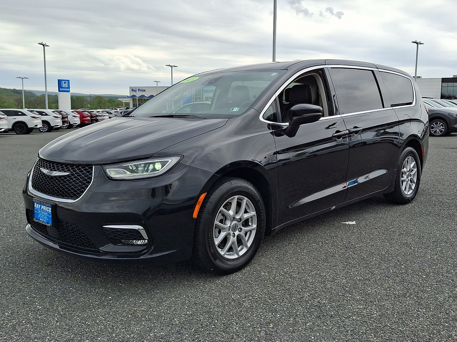 Used 2023 Chrysler Pacifica Touring-L FWD image 4