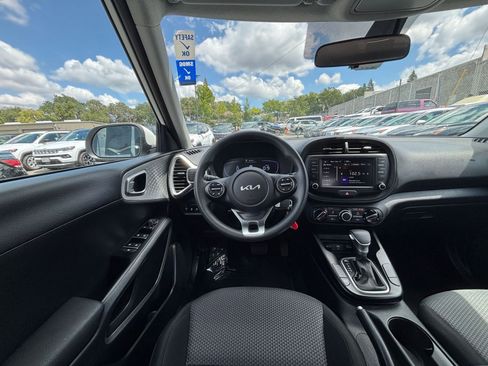 Used 2025 Kia Soul LX w/ LX Technology Package FWD image 32