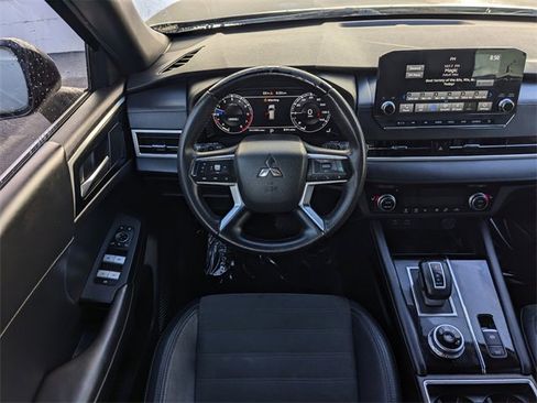 Used 2023 Mitsubishi Outlander SE Black Edition image 18