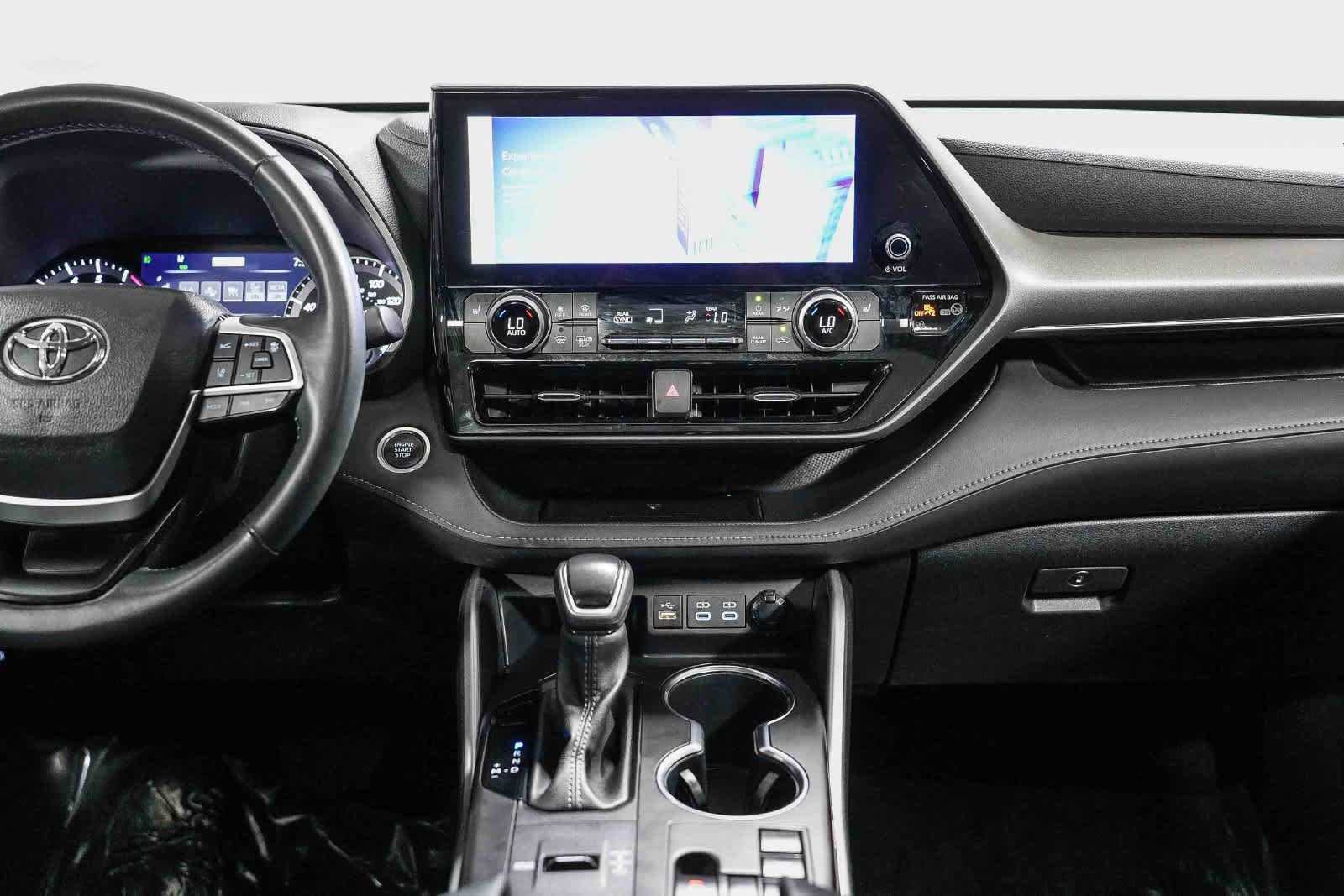 Used 2024 Toyota Highlander XLE FWD image 13