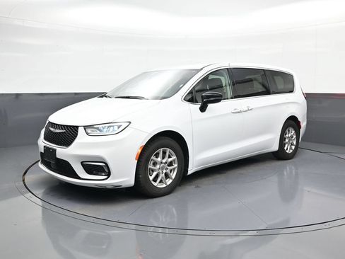Used 2024 Chrysler Pacifica Touring-L FWD image 3